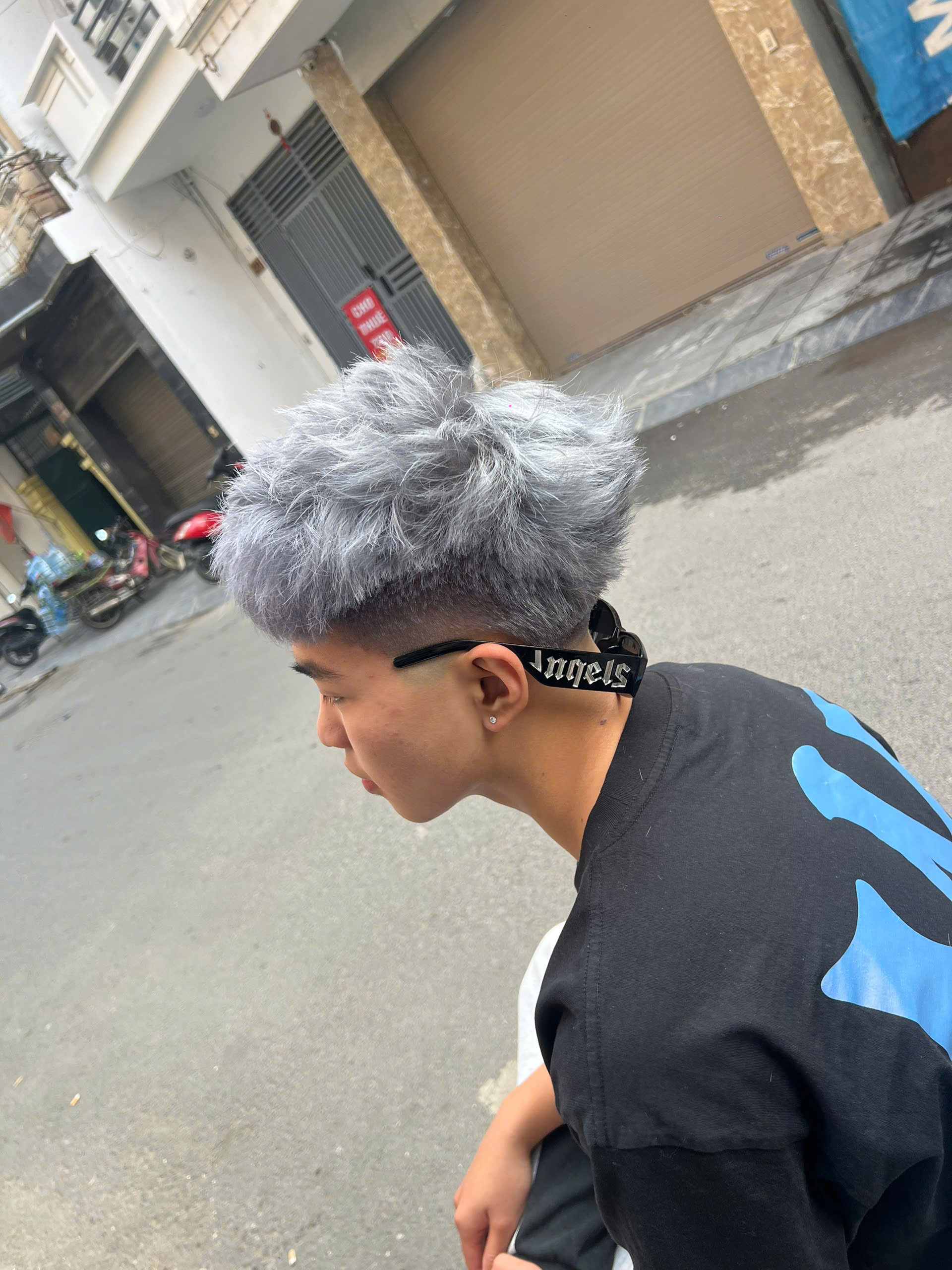 Kiểu tóc xoăn phồng undercut, đeo kính